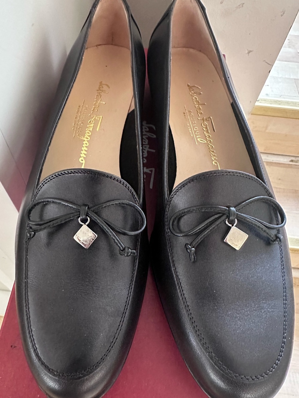 NEW Salvatore FERRAGAMO Black Leather Flats Loafers with Bow and charm 9B